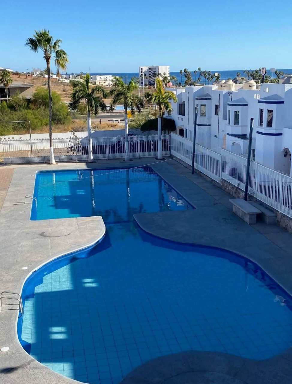 Primera imagen del album Alberca área común